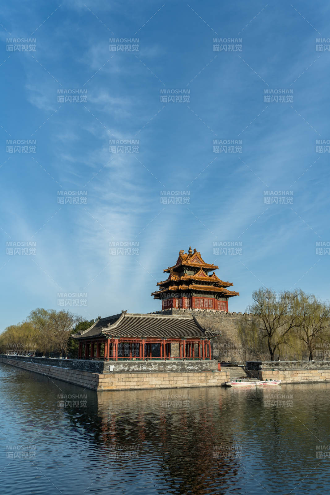 北京故宫角楼映碧水图片