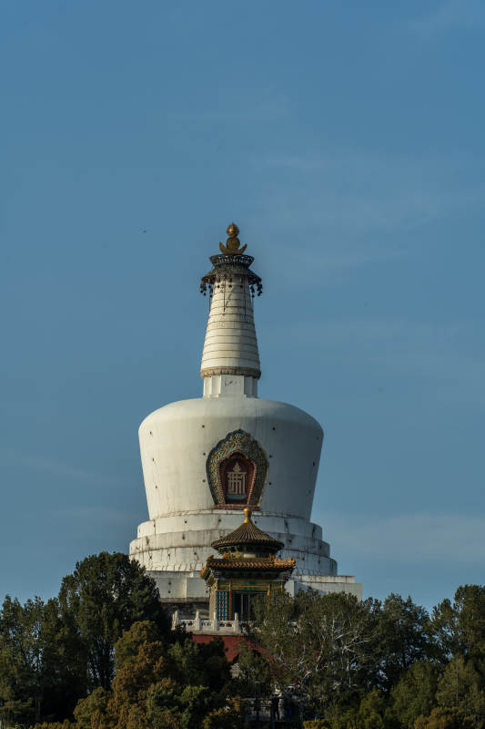 北海公园白塔映蓝天图片