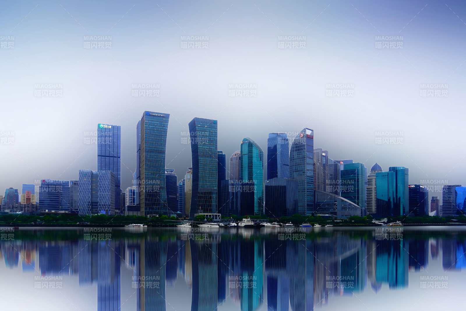 城市天际线倒影上海北外滩图片