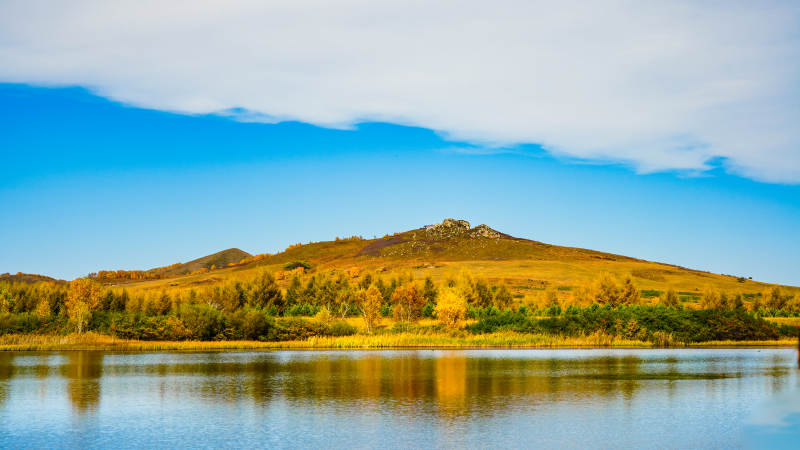 乌兰布统公主湖湖光山色秋景图片