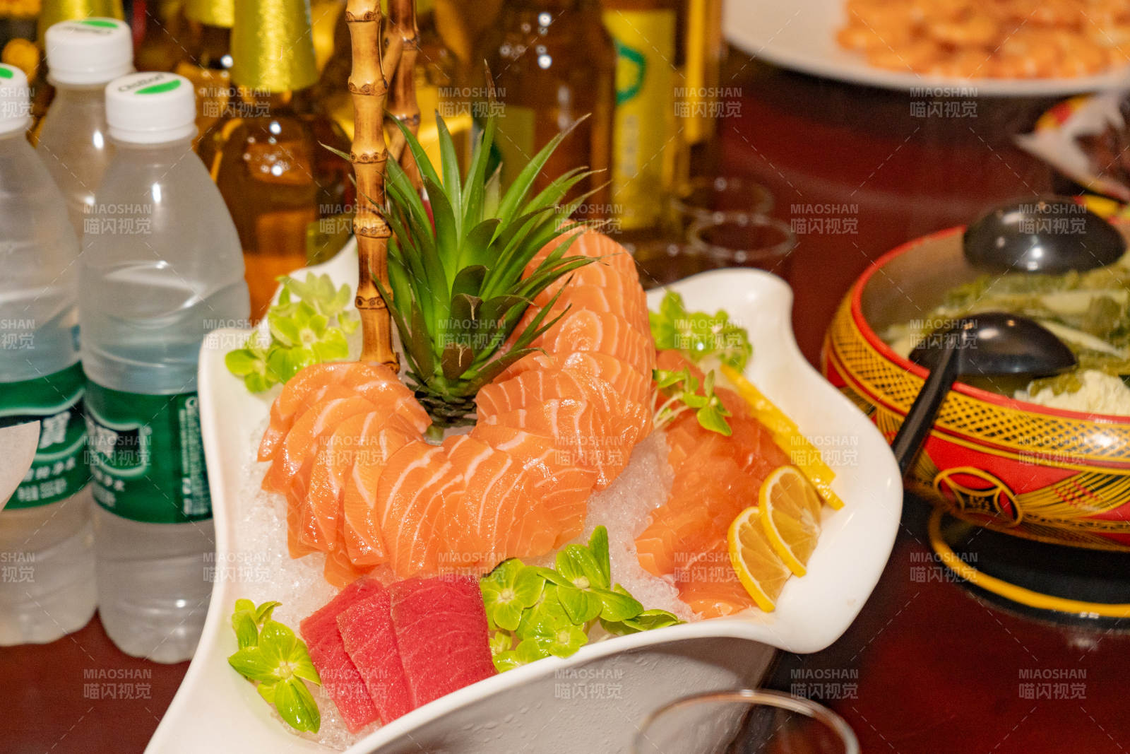 精致生鱼片拼盘图片