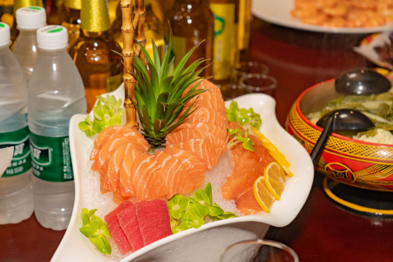 精致生鱼片拼盘图片