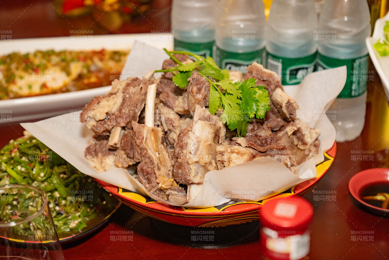 凉山州彝族美味烤肉拼盘图片