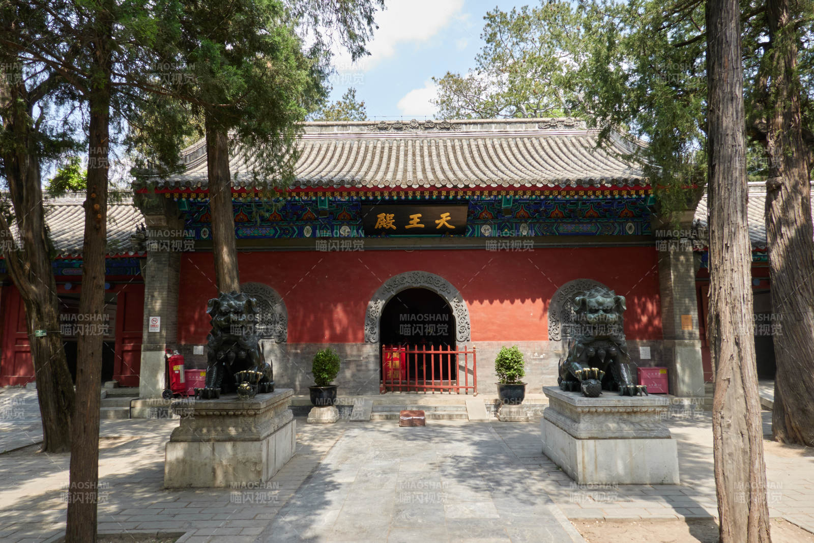 北京法源寺天王殿前石狮守卫图片