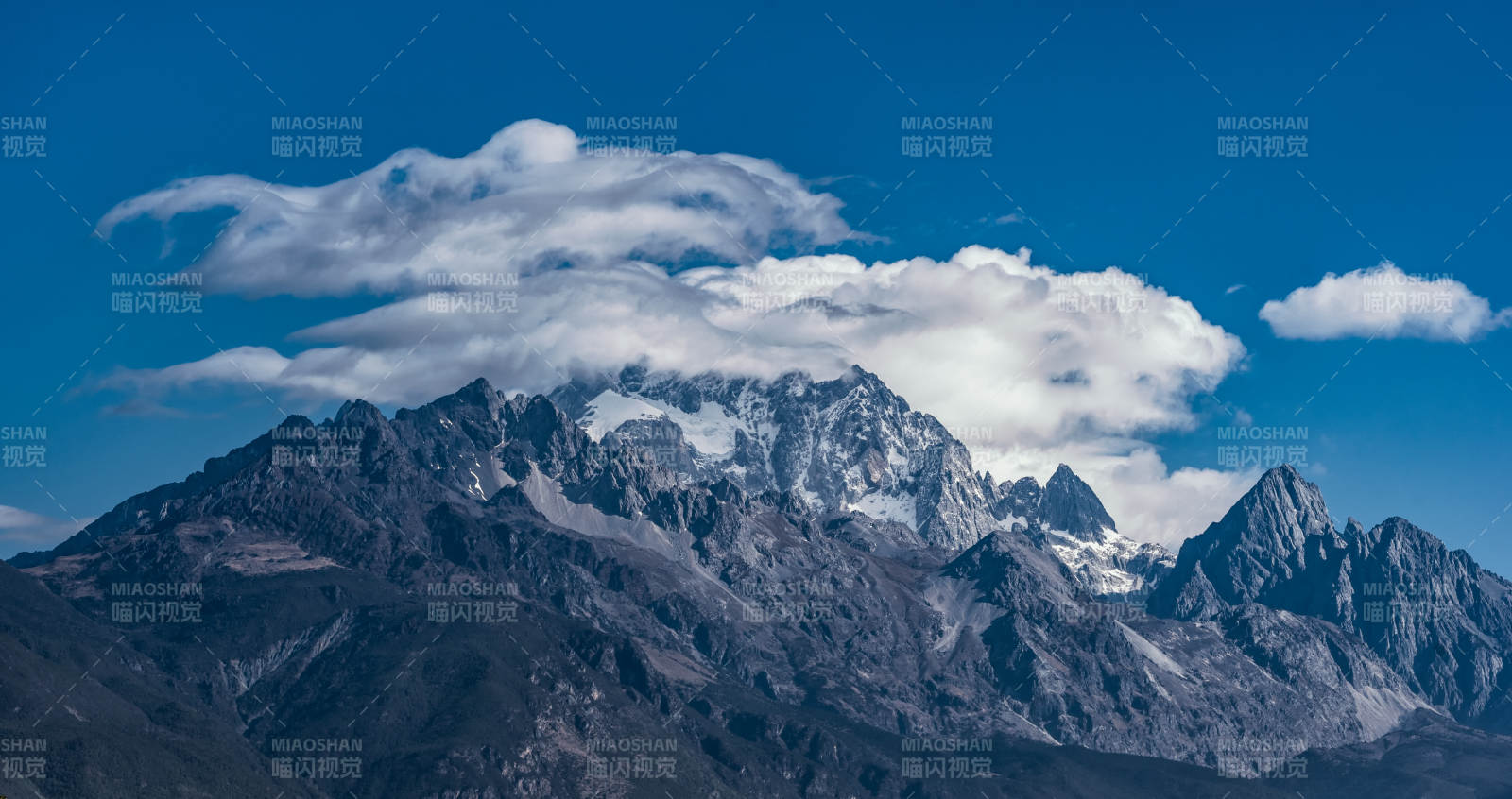 玉龙雪山云海壮丽景色图片