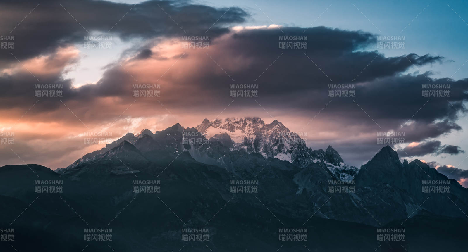 玉龙雪山日落云海图片