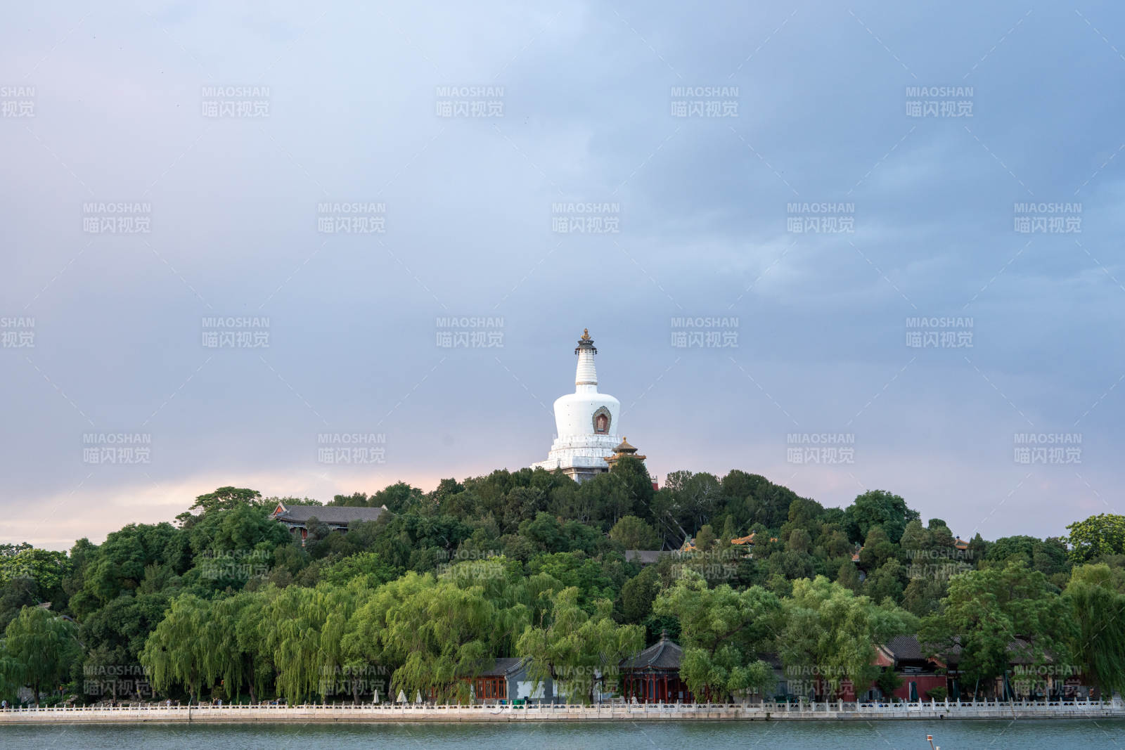 北海公园白塔映湖景图片