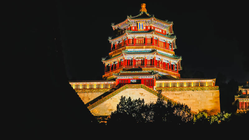 颐和园佛香阁夜色中的古塔楼图片
