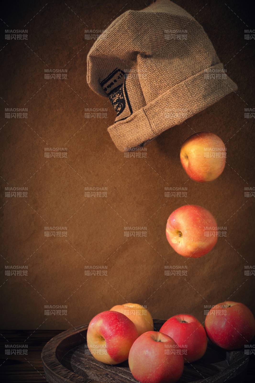 苹果掉落麻袋的瞬间图片
