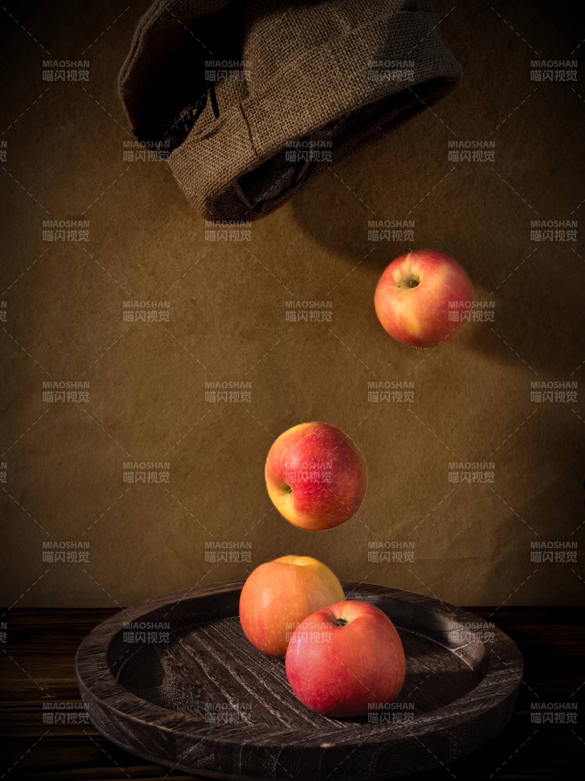 苹果飞舞入盘中图片