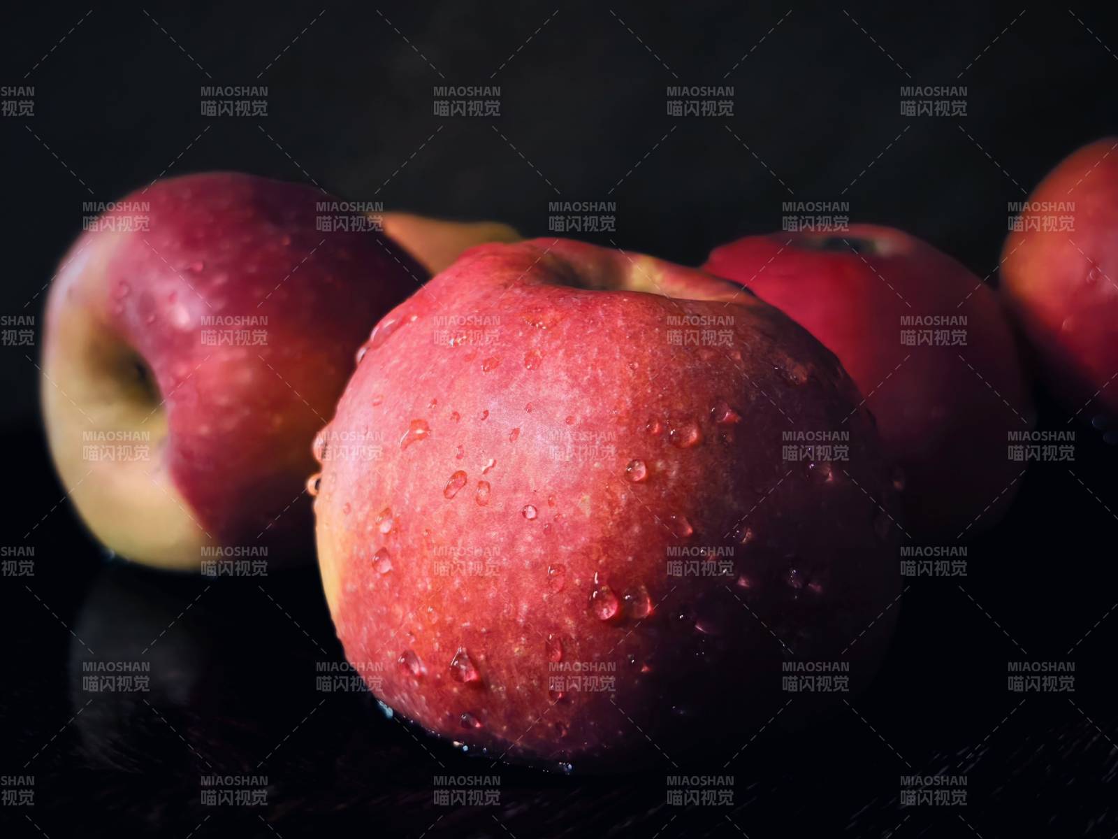 红润苹果晶莹剔透图片