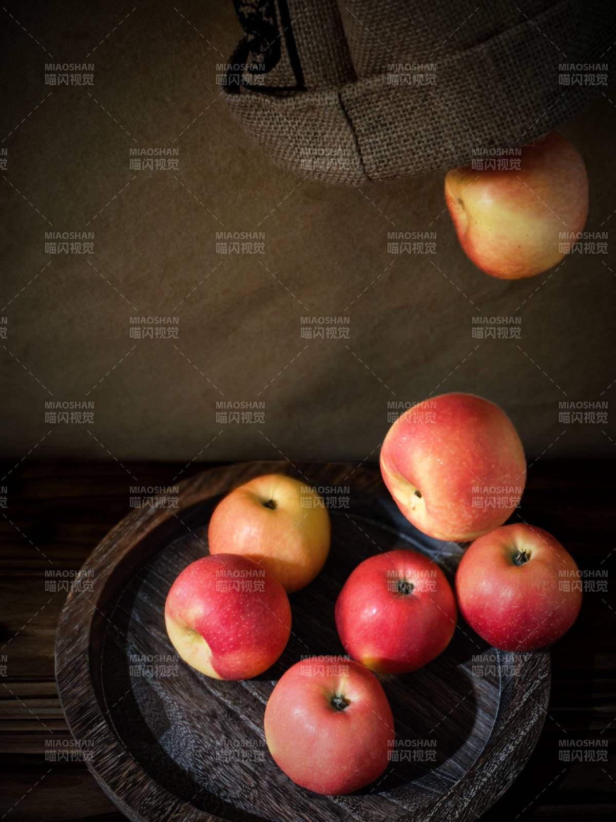 苹果落盘瞬间图片