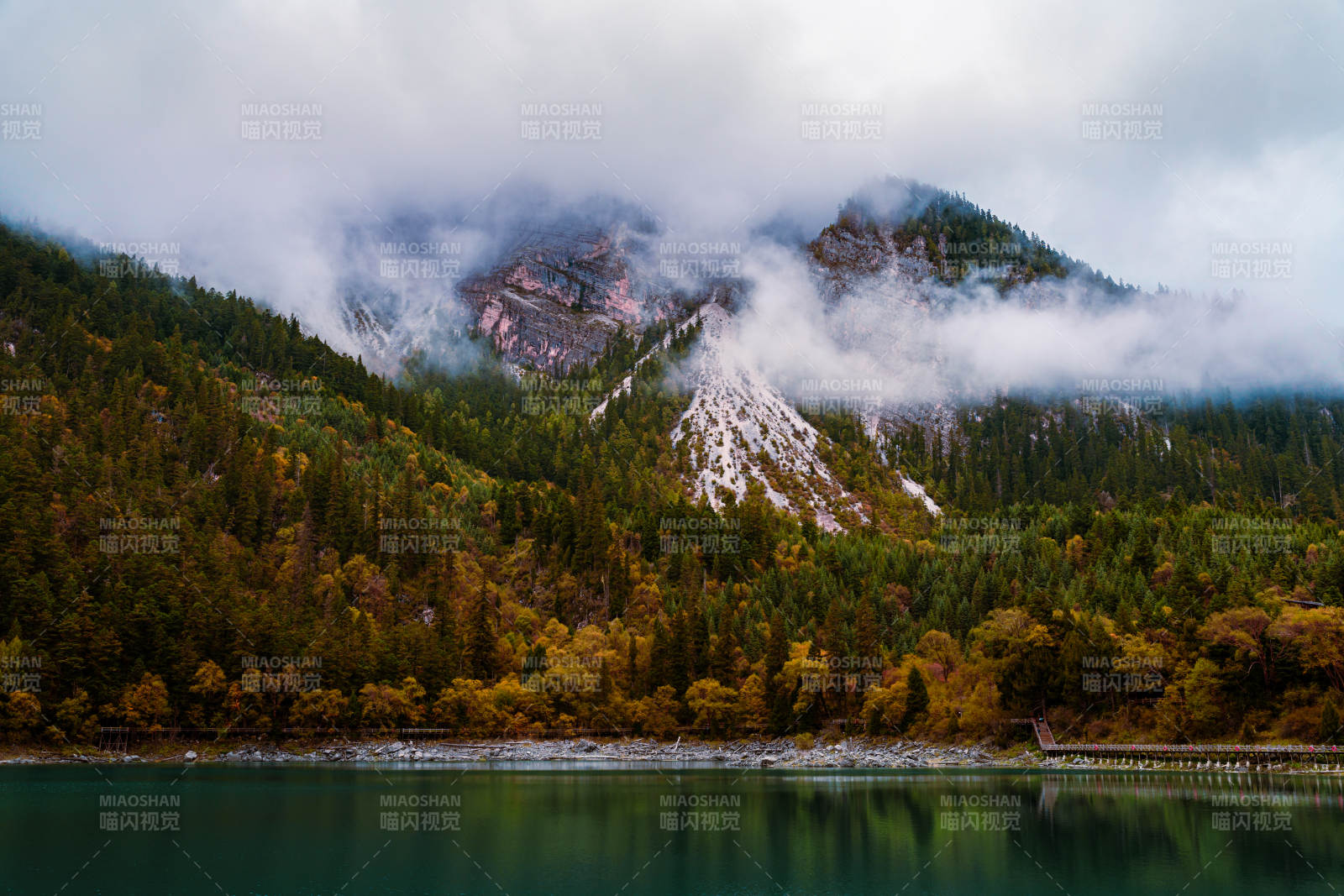 云雾缭绕山湖秋景  九寨沟图片