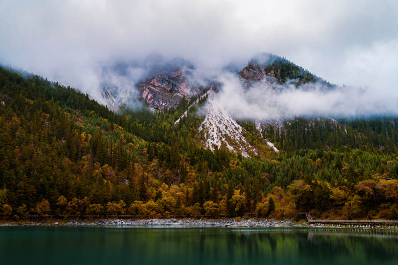 云雾缭绕山湖秋景  九寨沟图片