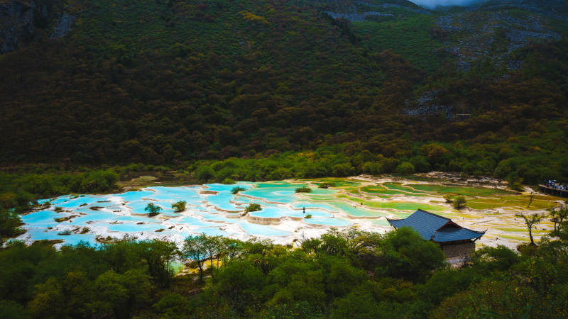 彩池映山林  黄龙景区图片