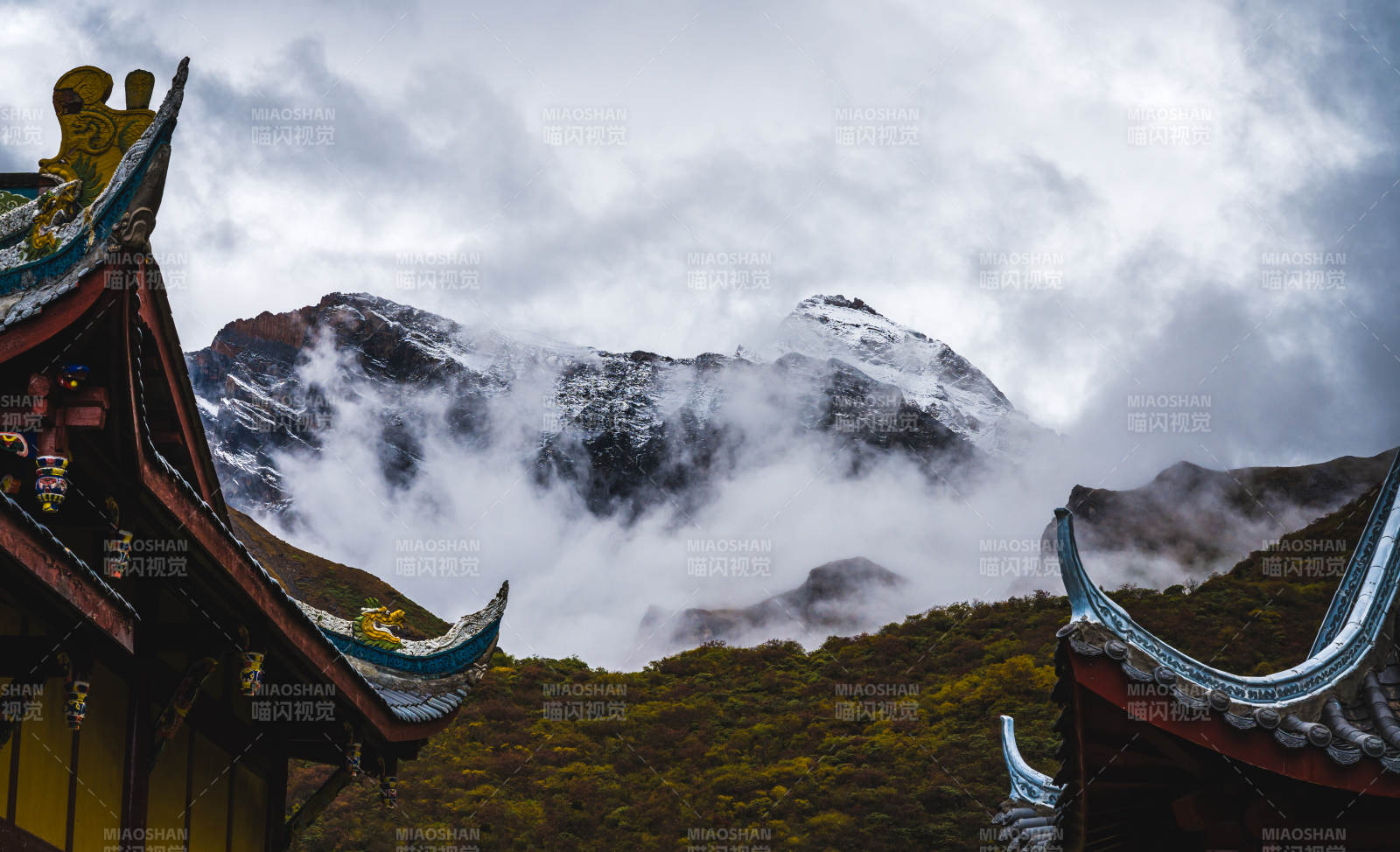 雪山云雾古庙  黄龙景区图片
