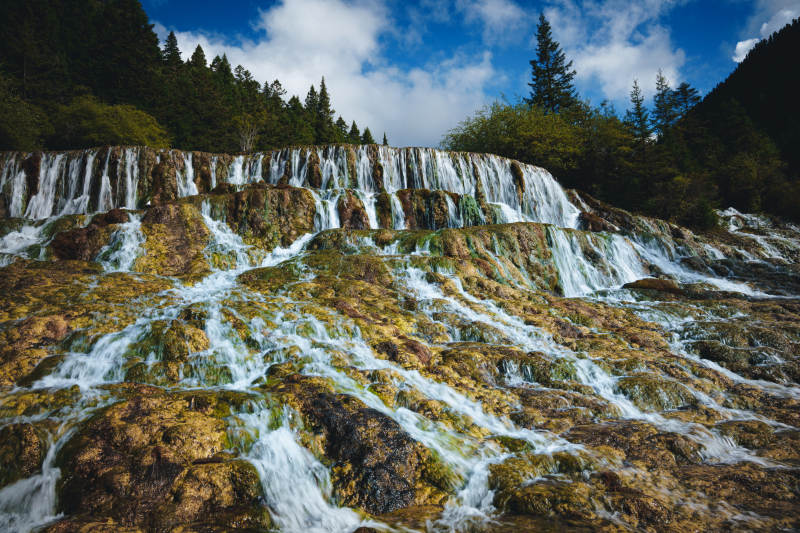 黄龙景区层叠瀑布美景图片
