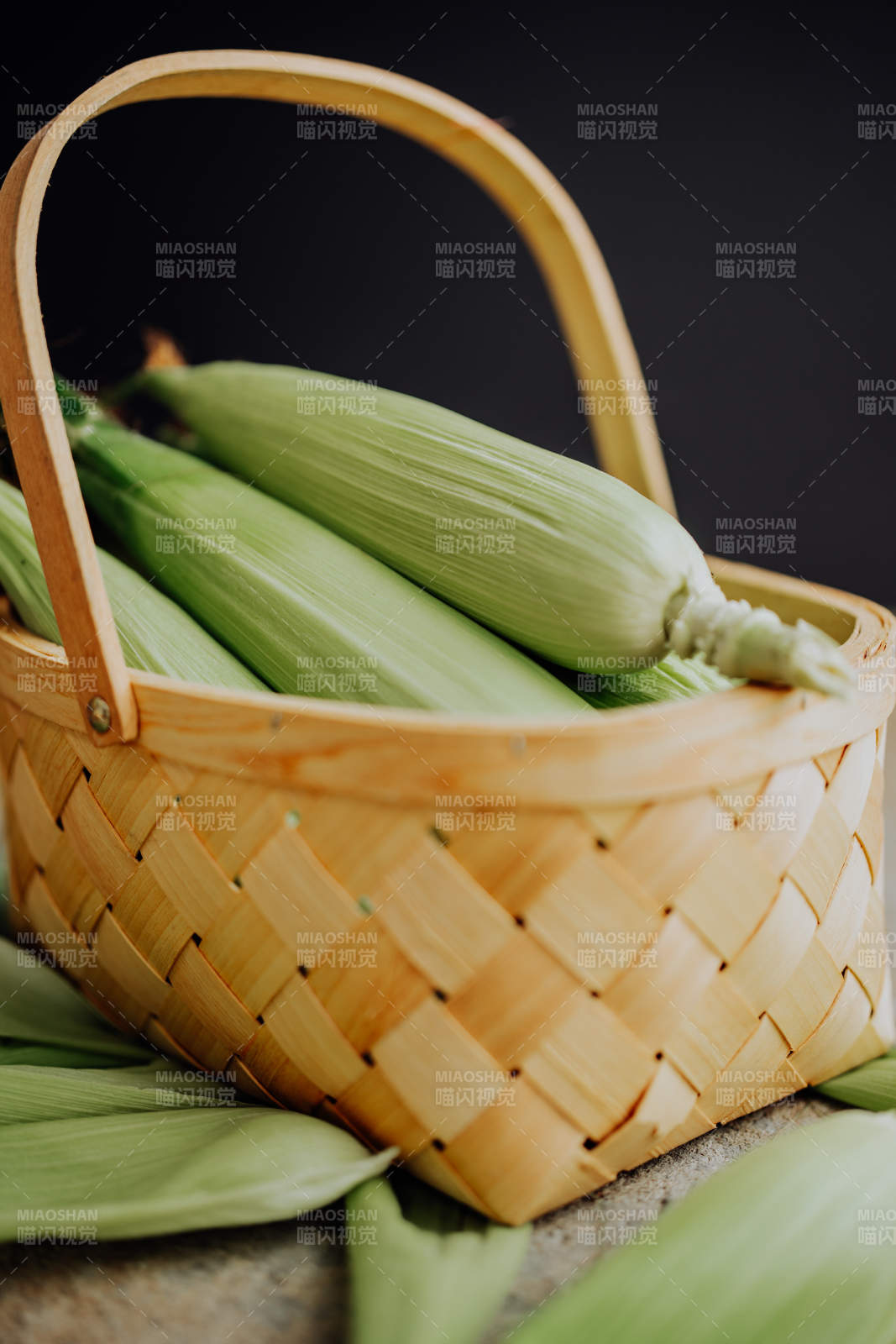 篮中鲜玉米图片