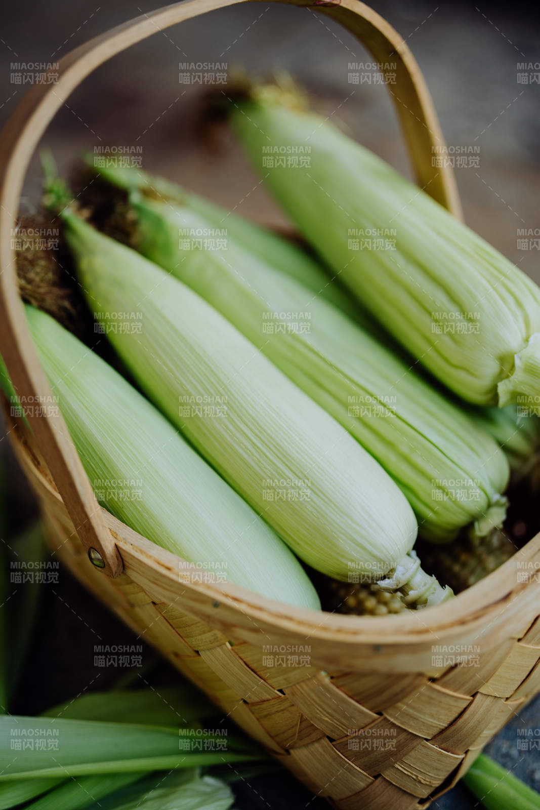 篮中鲜玉米图片