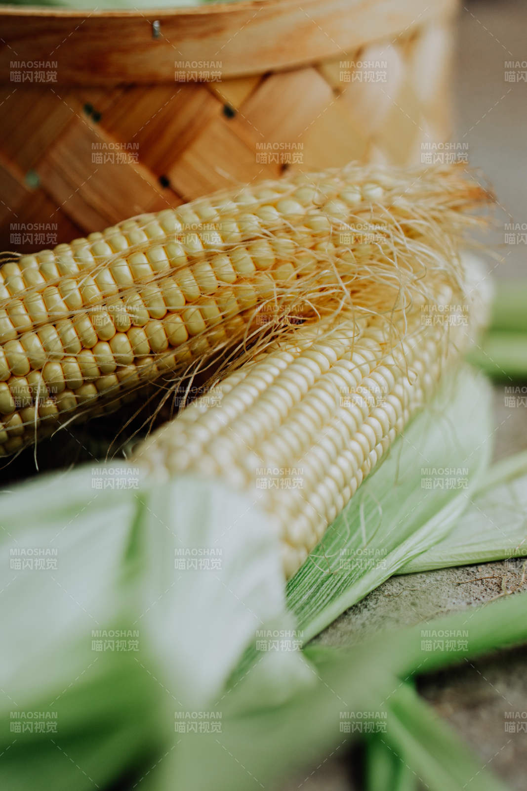 新鲜玉米特写图片