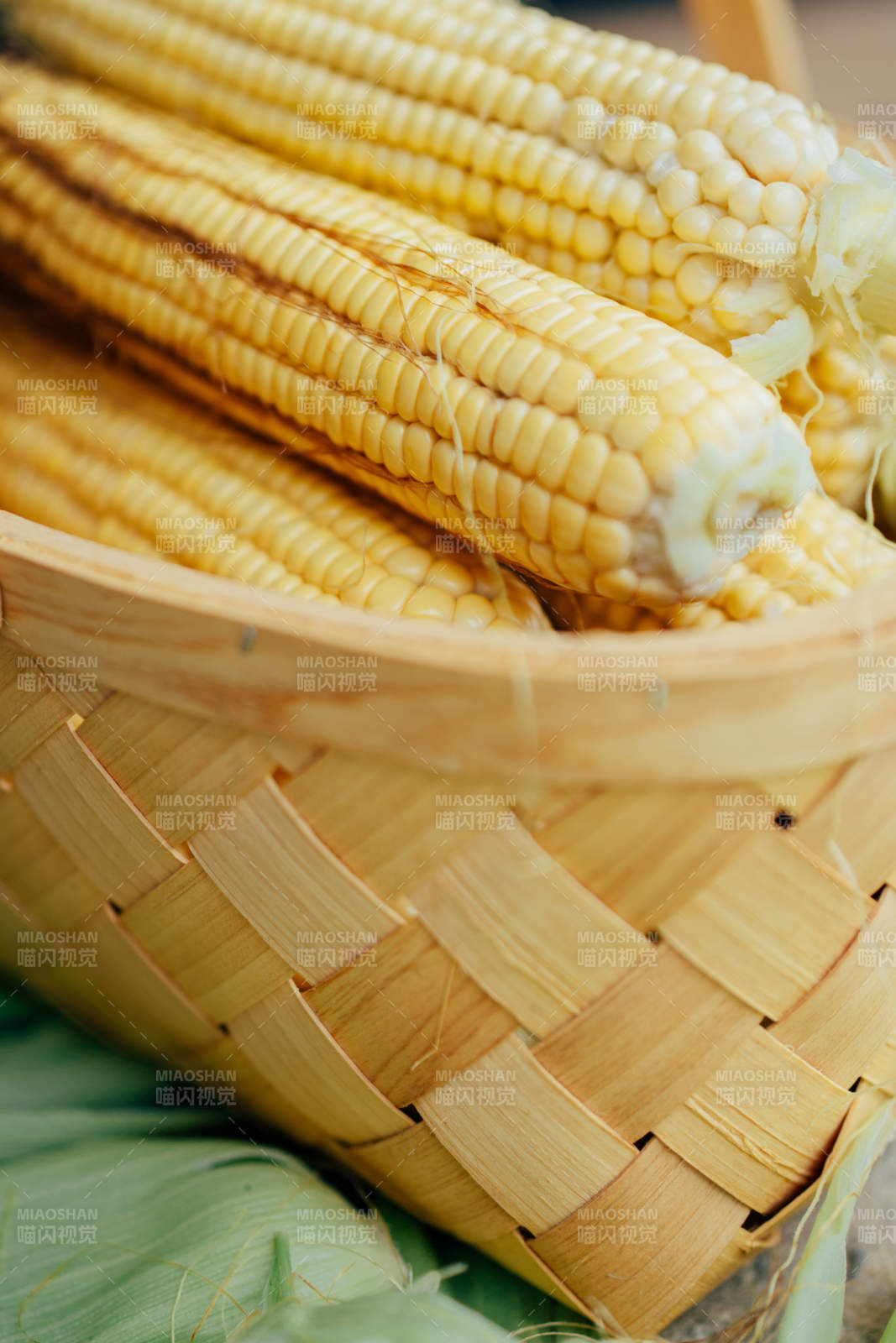 金黄玉米篮中鲜图片