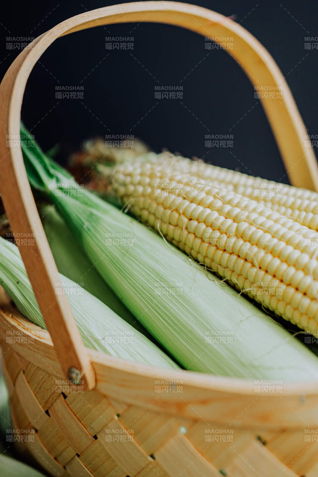 新鲜玉米篮图片