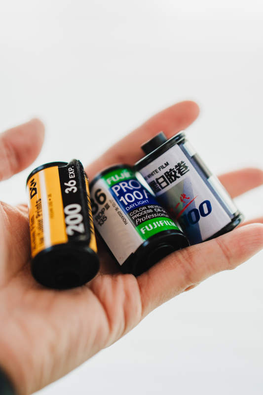 胶卷三色映手心图片