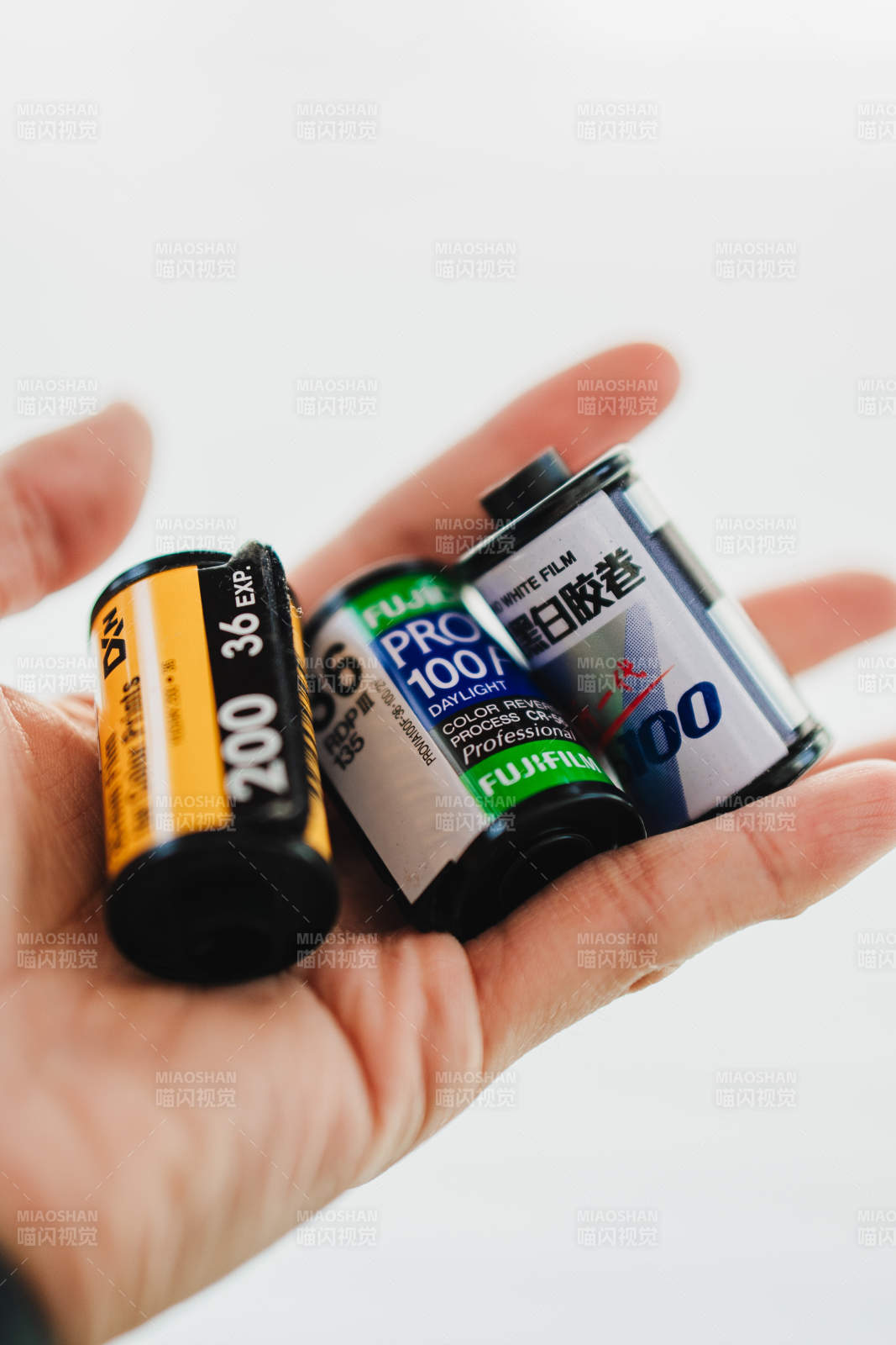 胶卷三色映手心图片