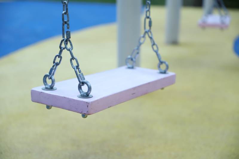 空荡的秋千图片