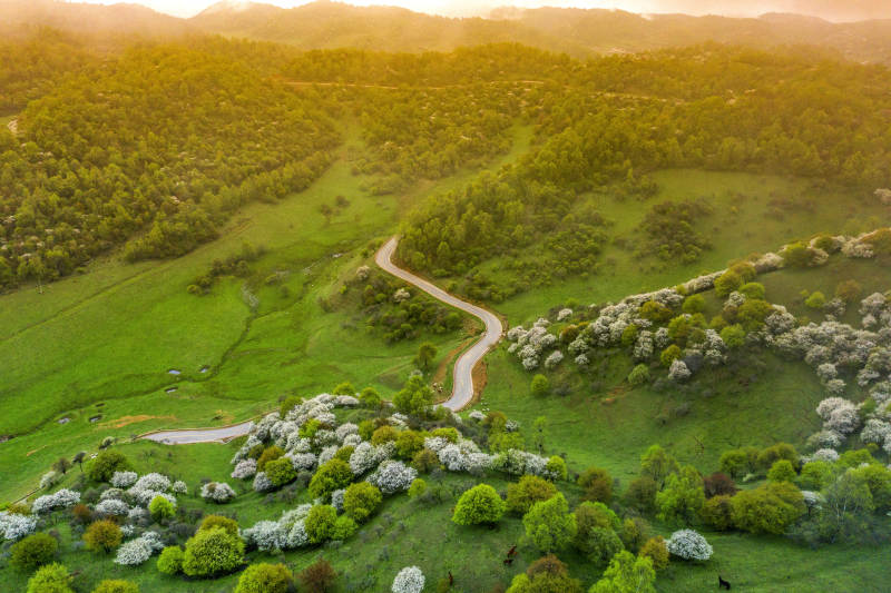 山间蜿蜒小径图片