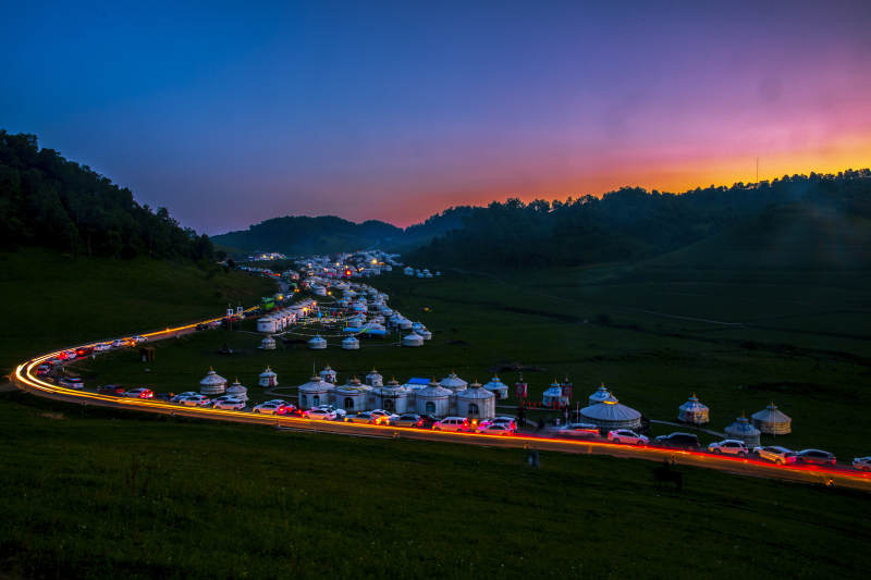草原夜景车流蒙古包图片