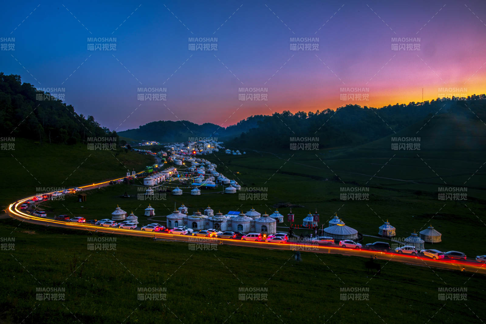 草原夜景车流蒙古包图片