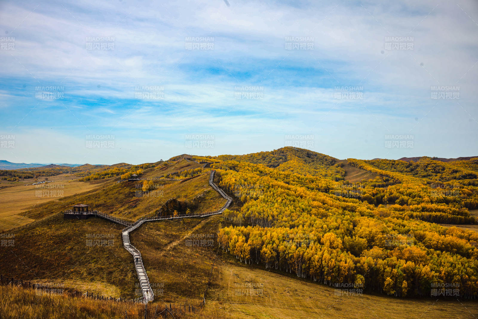乌兰布统草原秋山木栈道图片