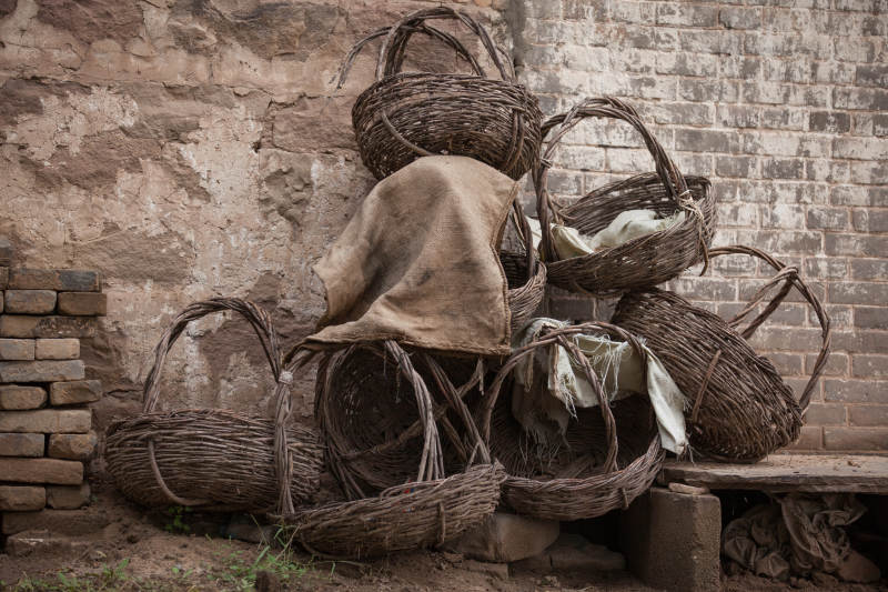 旧篮堆墙角图片