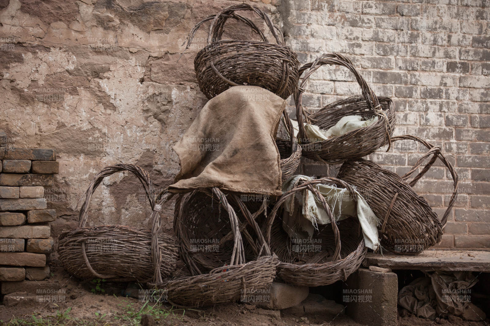 旧篮堆墙角图片