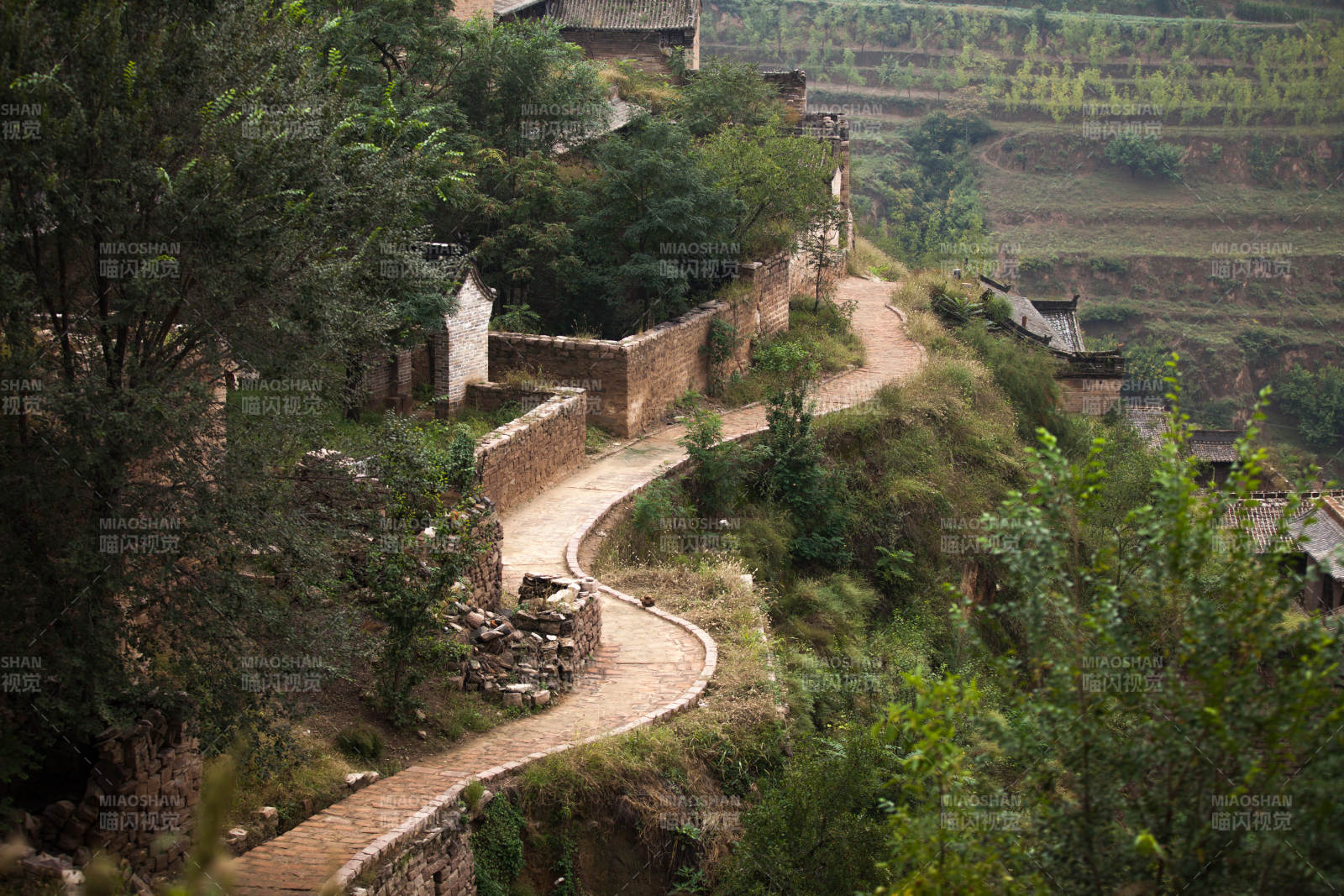 山间村庄小路延伸曲折图片