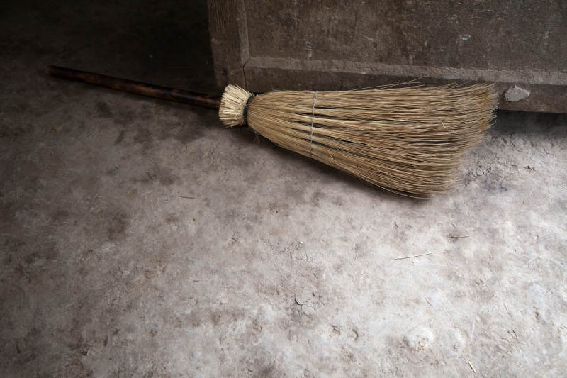 旧扫帚倚墙角图片
