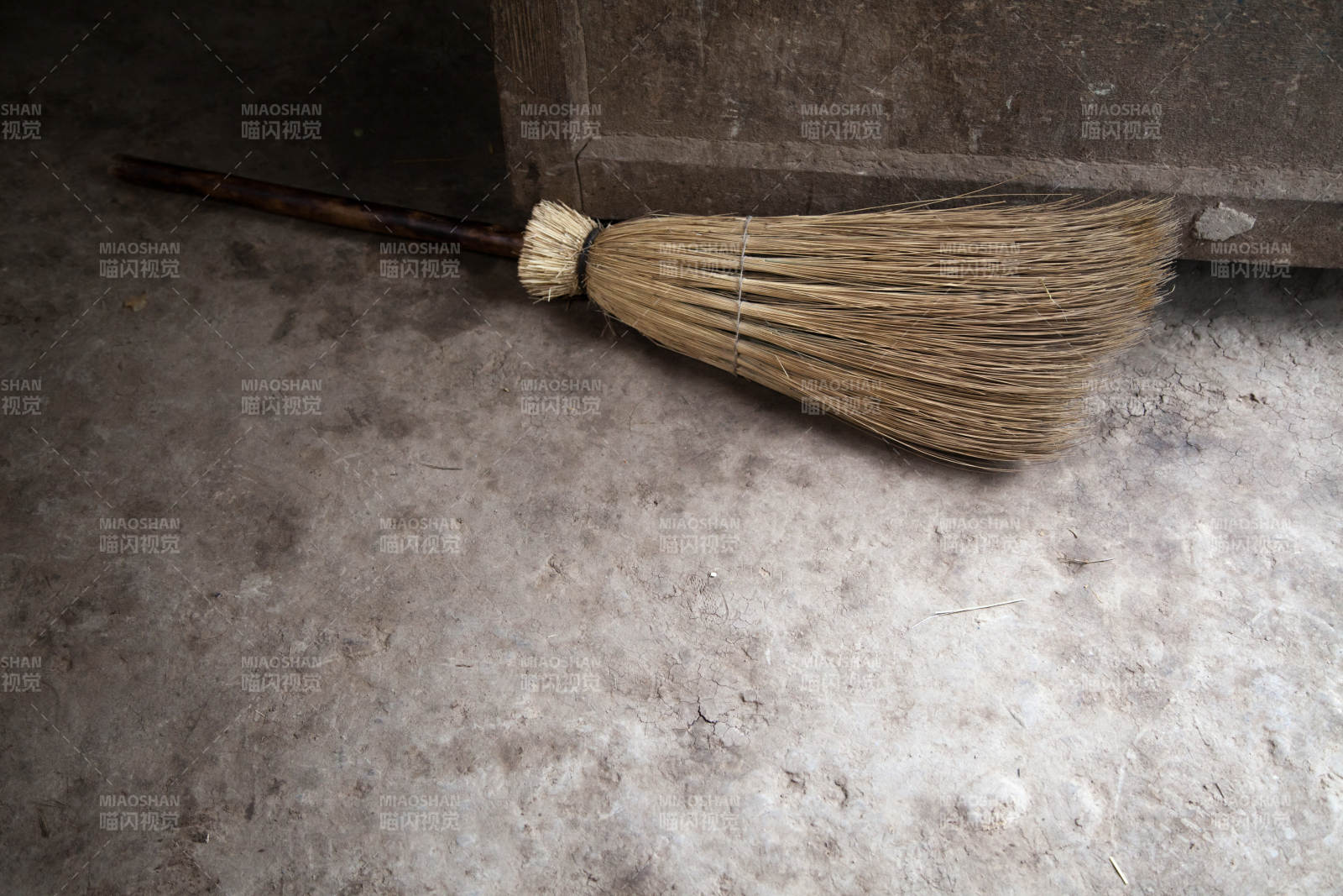 旧扫帚倚墙角图片