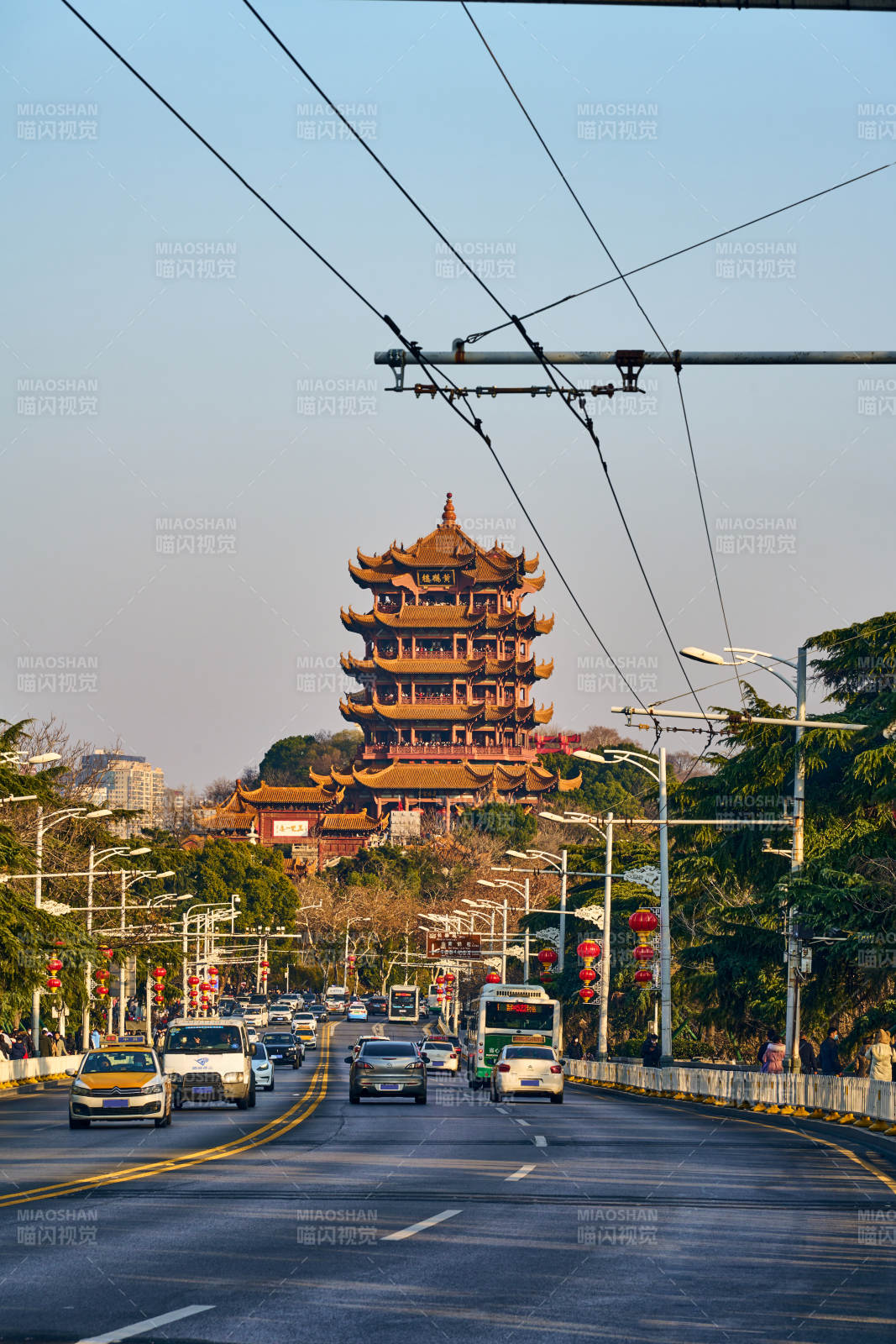 黄鹤楼前车水马龙图片