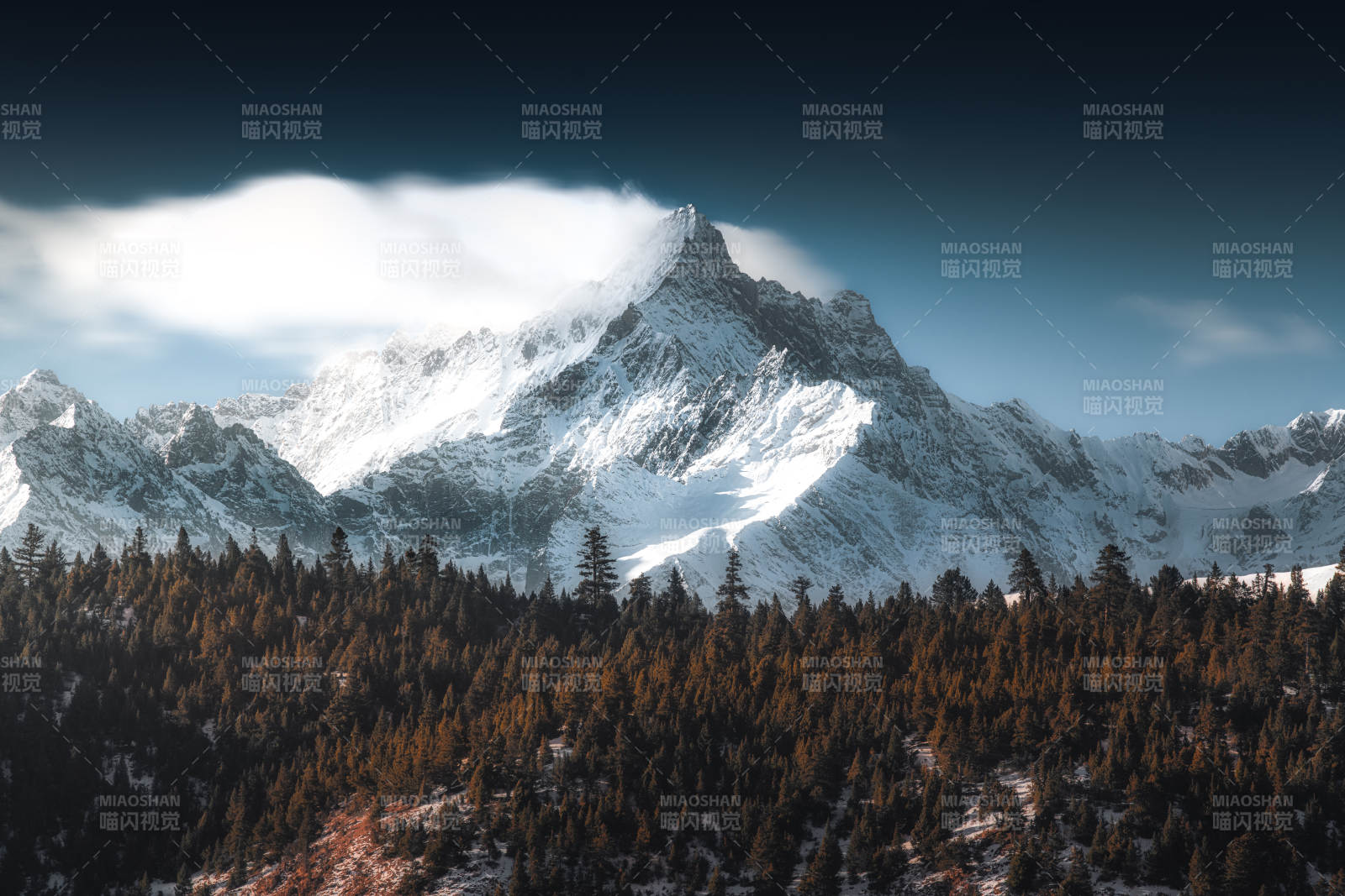 远处的雪山图片