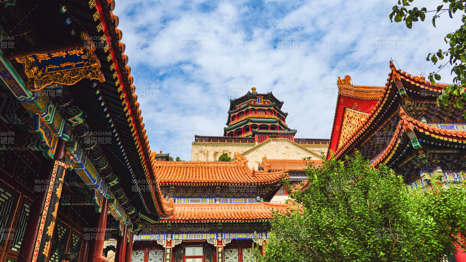 颐和园佛香阁飞檐映蓝天图片