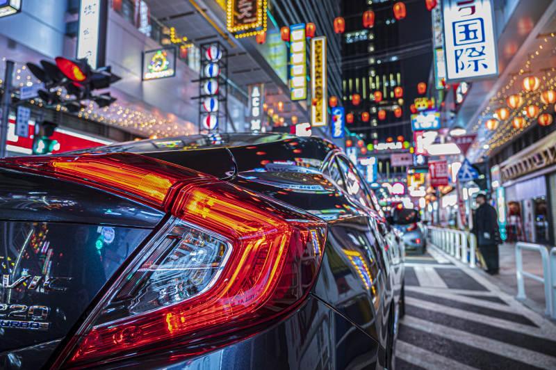 霓虹夜街车影图片