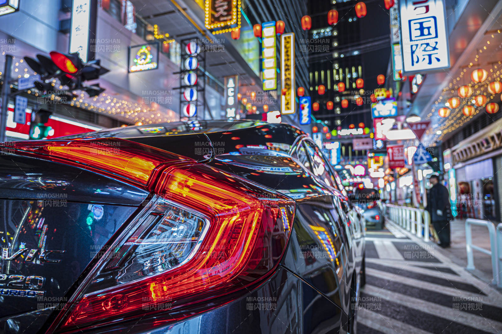 霓虹夜街车影图片