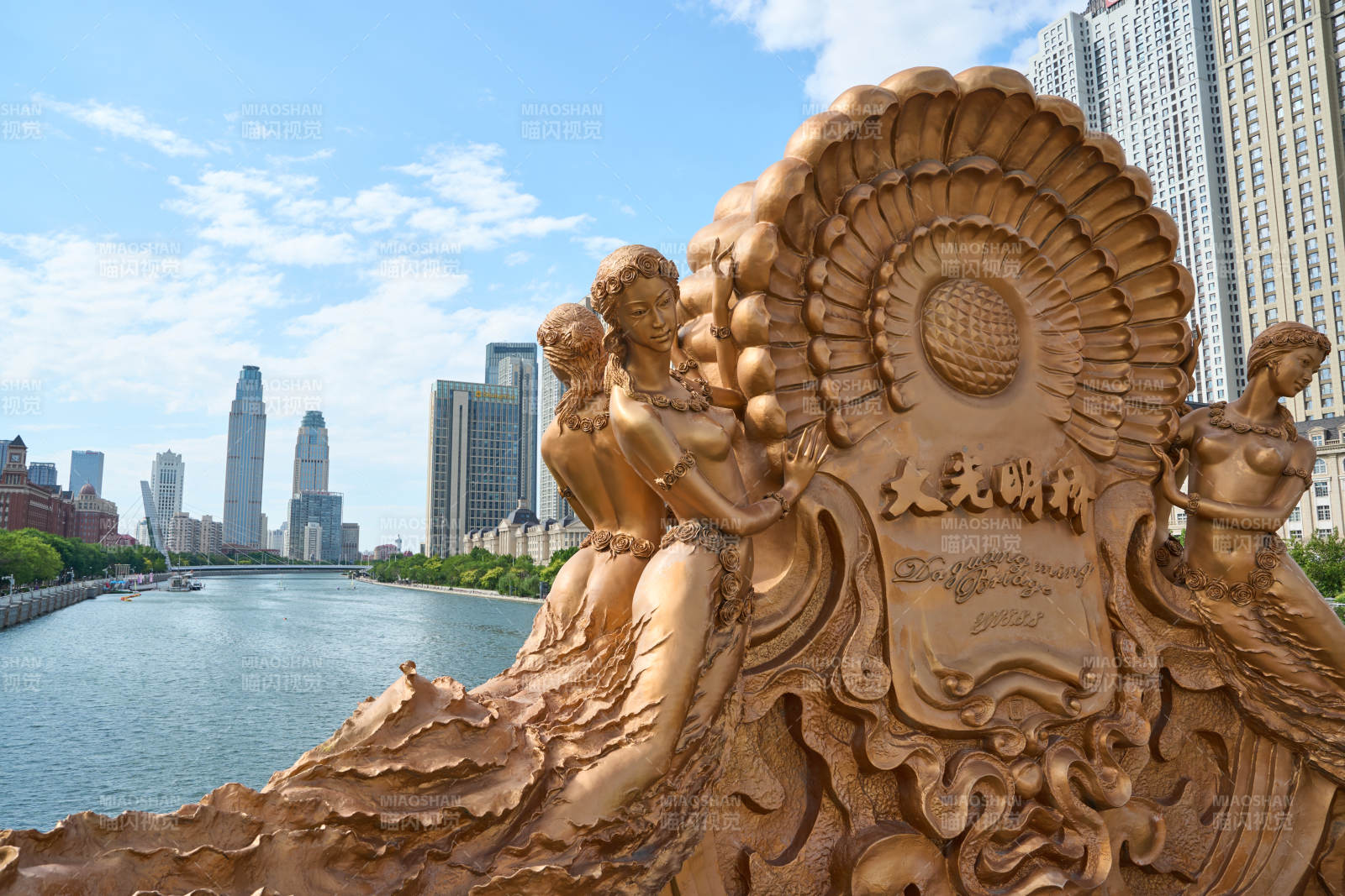 天津城市河畔雕塑艺术图片