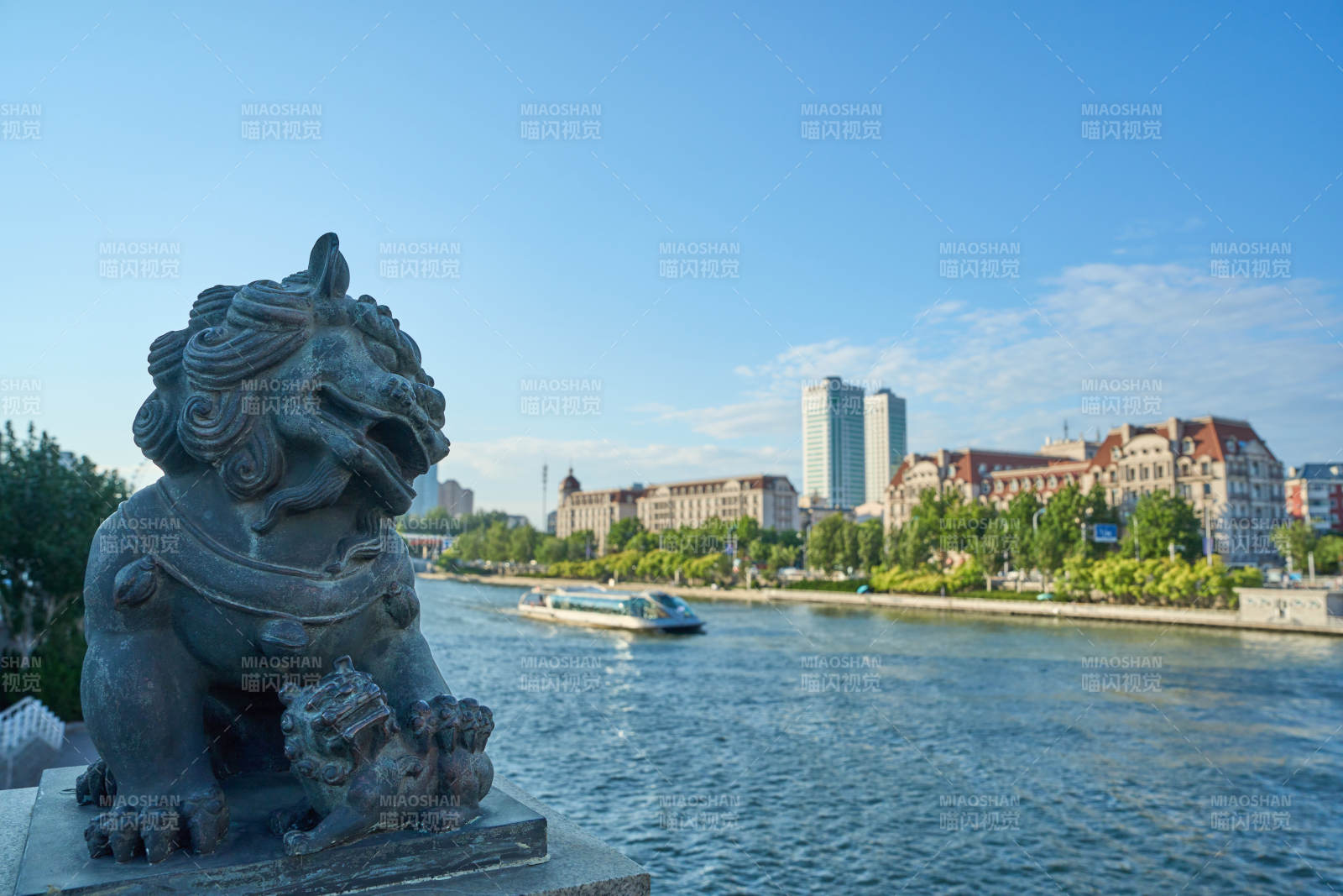 天津海河狮像守河畔城景图片