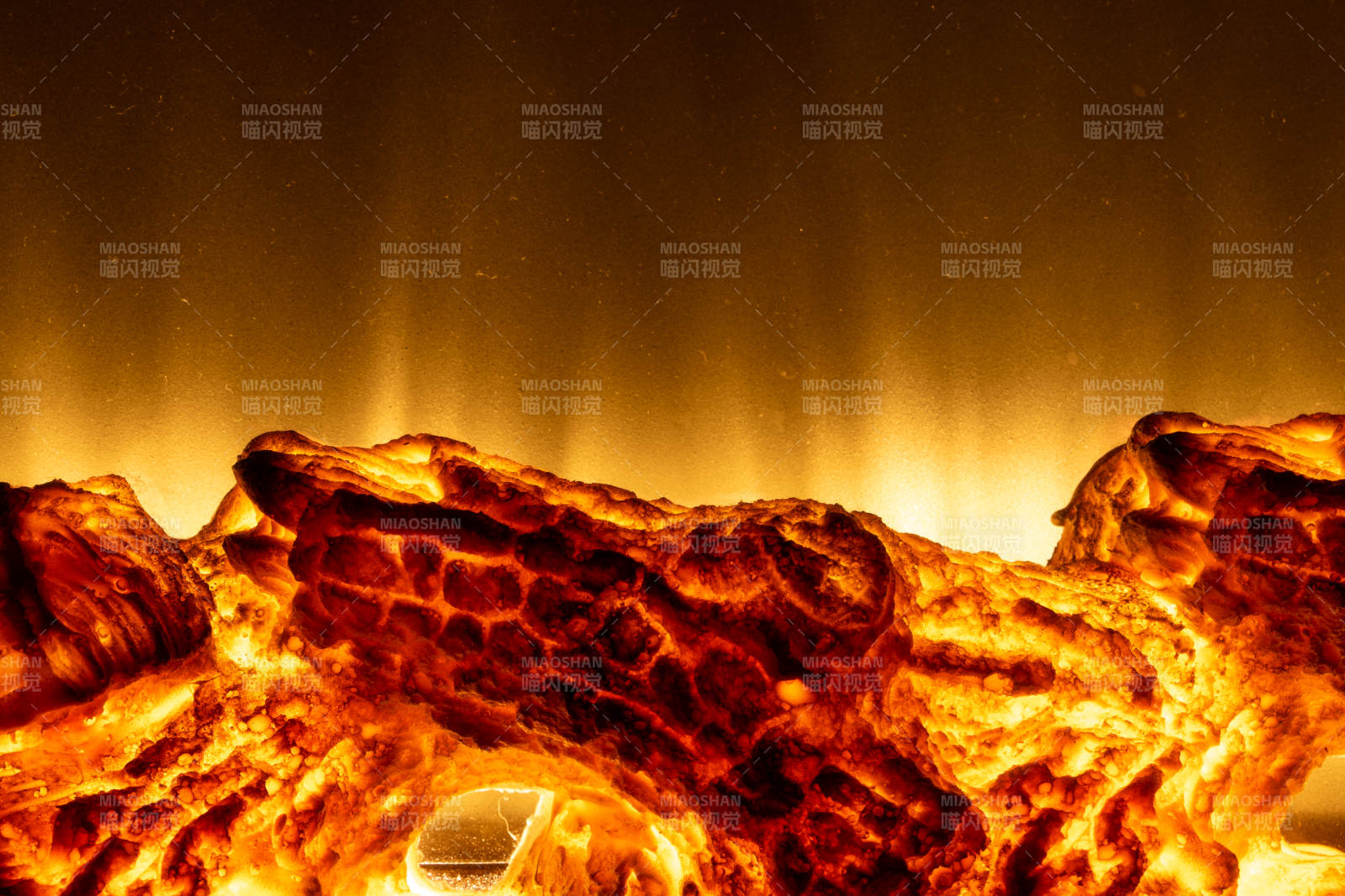 火焰中的龙形雕塑图片