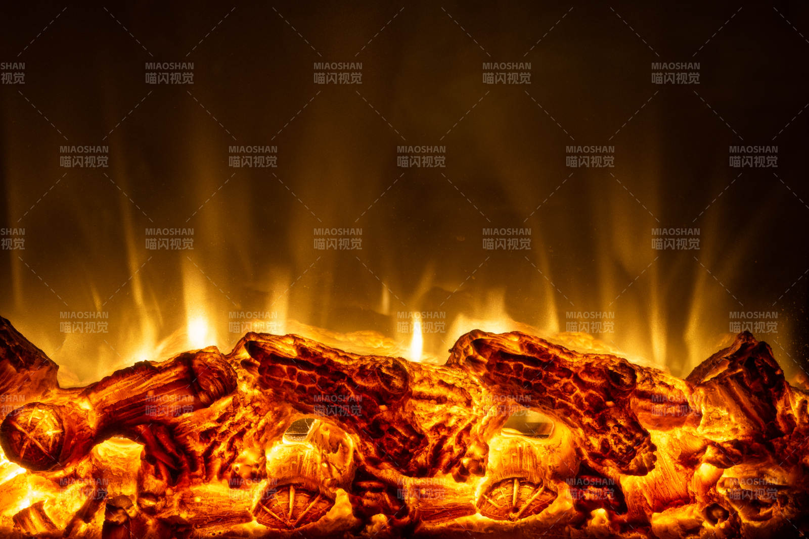 温暖炉火映照夜图片