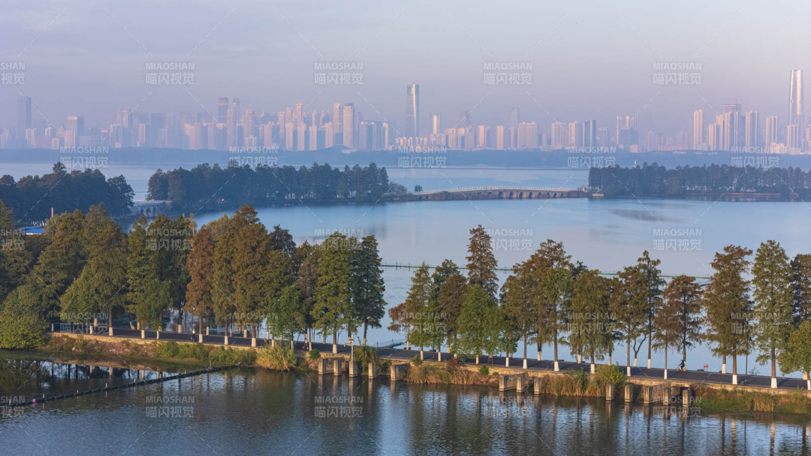 东湖磨山湖畔城市风光图片