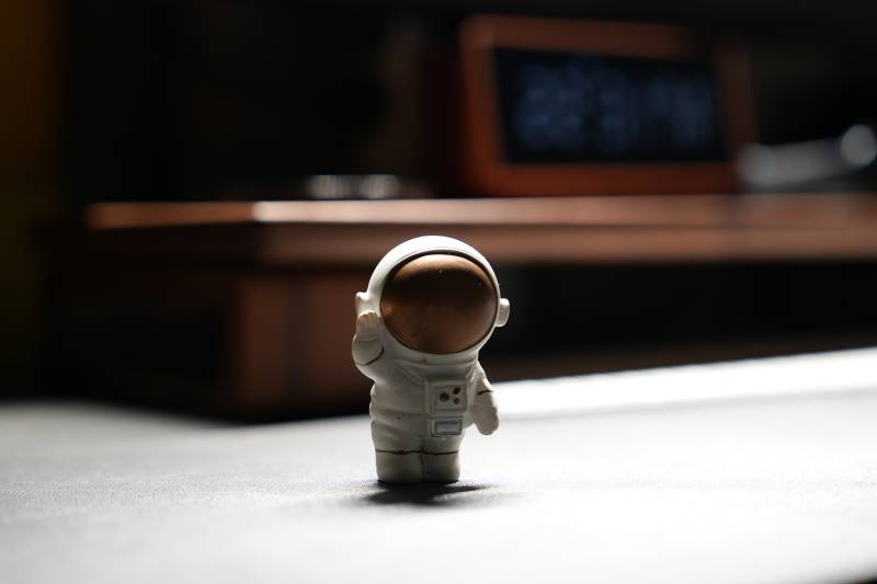 宇航员小人静立图片