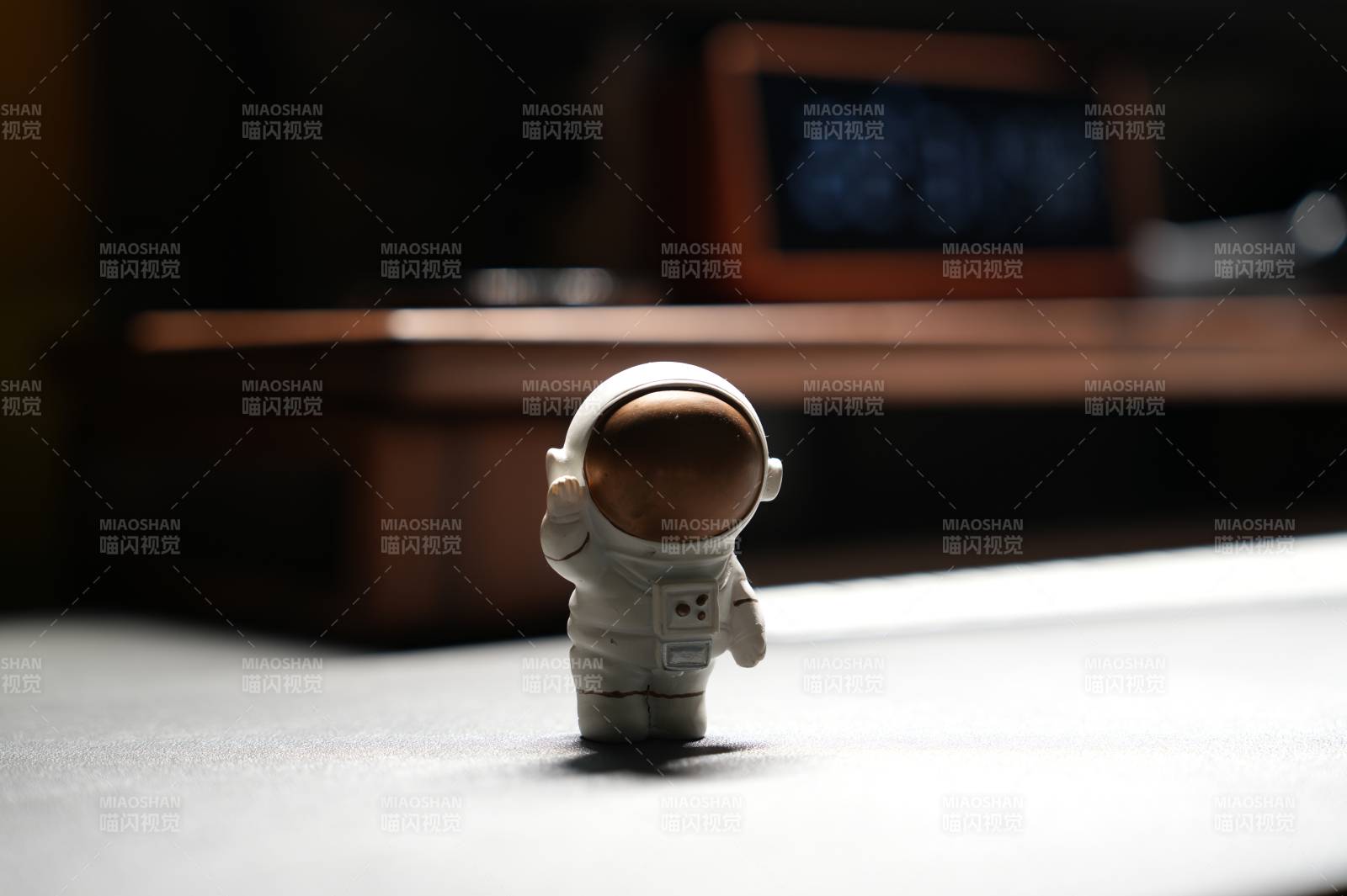 宇航员小人静立图片